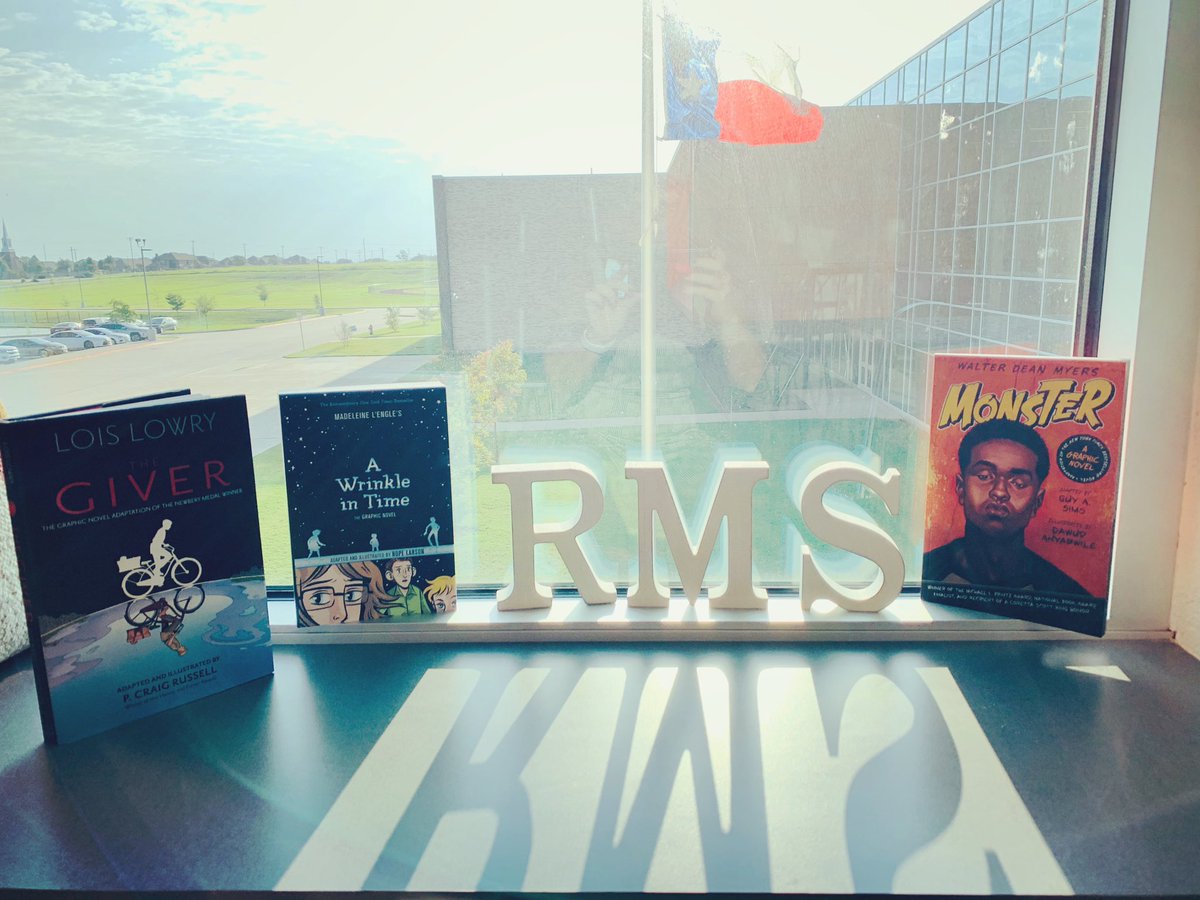 CindyModrall's tweet photo. Excited about our new graphic novels 💙 It’s a beautiful day to ReAd 🇨🇱 @RMS_DentonISD @WalterDeanMyer1 @LoisLowryWriter https://t.co/cuxM0OcTbW