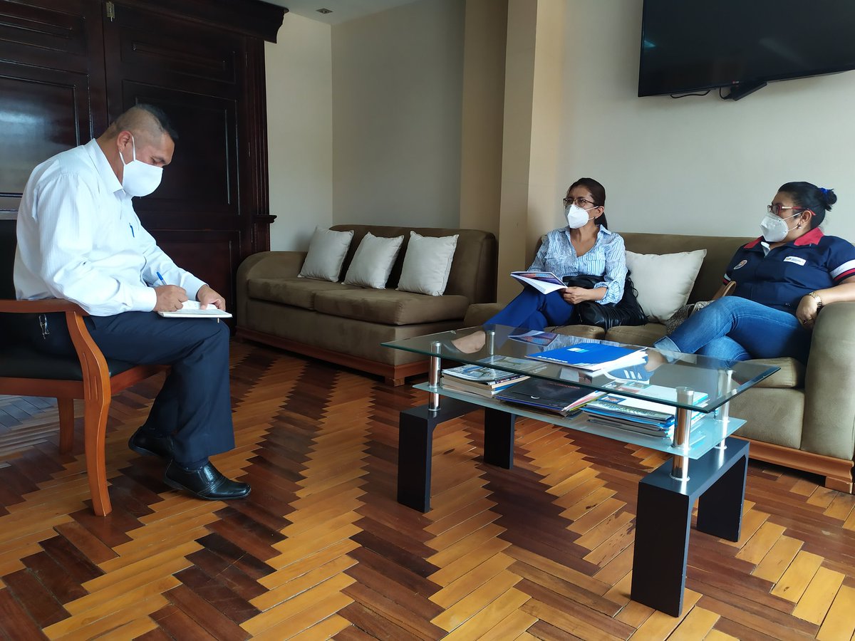TaniaAlvarezSol's tweet photo. Distrito 11D07 a través de su máxima autoridad Mgs. Tania Álvarez mantuvo conversatorio @GADSozoranga Lic. Romeo Moreno para fortalecer convenio Macro entre Municipalidad y Mineduc a fin de garantizar una educación de calidad y calidez a nuestros estudiantes.
#SíALaEducación https://t.co/RFX1xbQqIi
