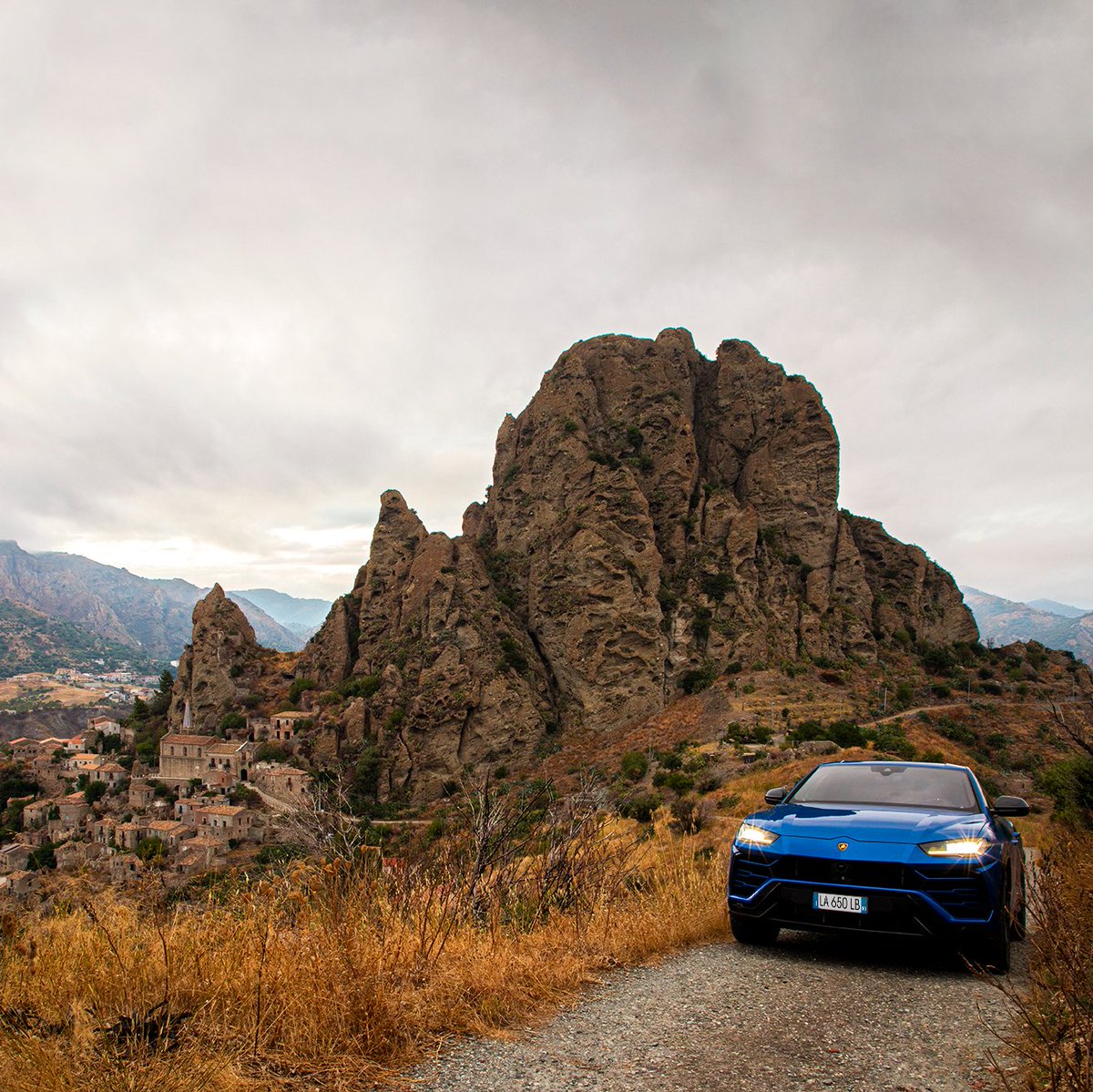 Lamborghini's tweet photo. Calabria is a land full of culture, monuments, and surprises. With its versatility and adaptability, Urus embraces the beauty of this Italian region while leaving a mark of its own. 
Captured by @guidotaroni.

#Lamborghini #Urus #UnlockAnyRoad #WithItalyForItaly #Calabria https://t.co/zk68Qh5ngl