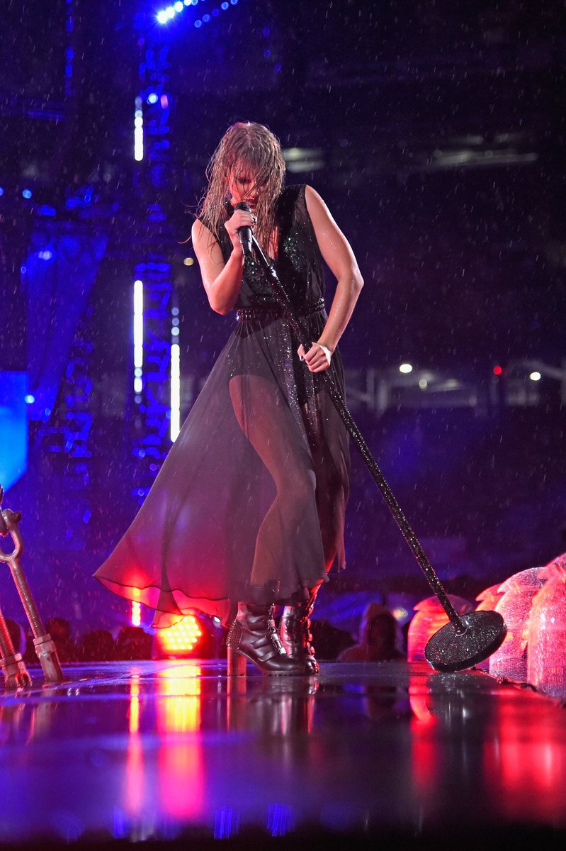 Everyone agrees that Taylor Swift's rain shows