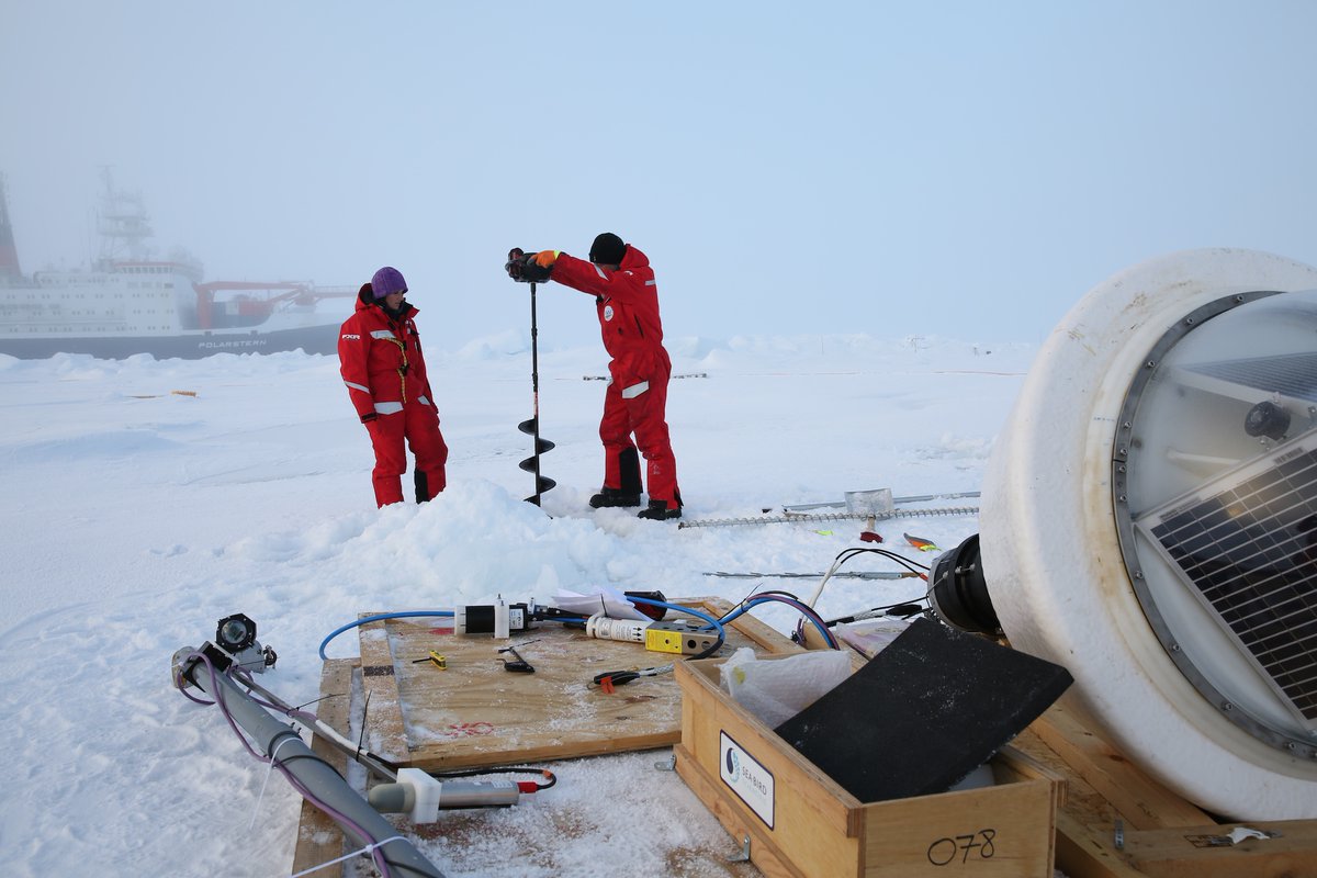 MOSAiCArctic's tweet photo. We have deployed 2 iBOB (ice-tethered Bio Optical #Buoy) units during the last days. They are composed of several sensors measuring e.g. irradiance in the air &amp; under the ice, #chlorophyll in the water, as well as they record #zooplankton &amp; #fish. 
#MOSAiCexpedition 📸F.Mehrtens https://t.co/OmCo2hEumY