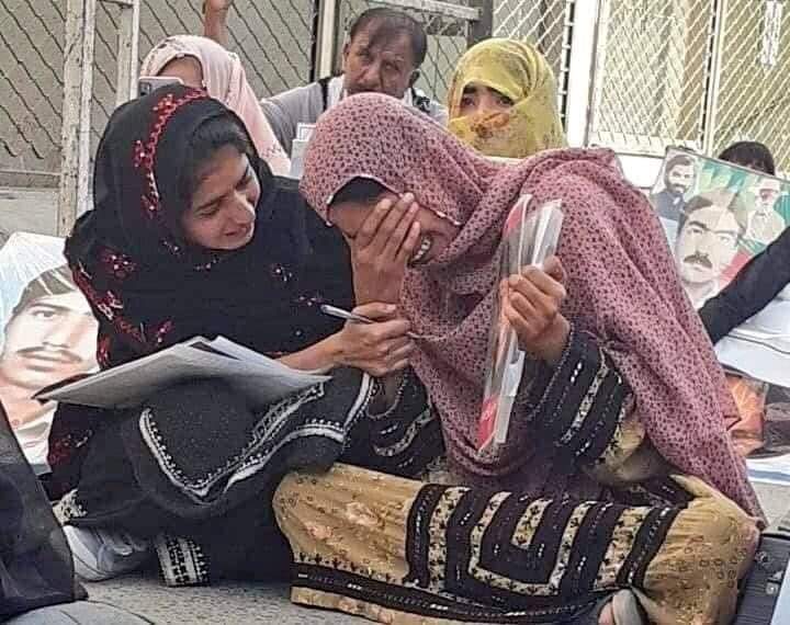 Adv_dawar's tweet photo. بلوچستان میں درد کو دیکھا جاسکتا ہے۔
سیما، سمّی، حسیبہ، زرینہ کے لرزتے ہاتھ اور بہتے آنسوؤں میں اس درد کو دیکھا جاسکتا ہے۔ جس سے وہ مہینوں، سالوں اور کہیں برسوں سے سہتے آرہے ہیں۔
#StopBalochGenocide
#ReleaseAllMissingPersons
#AsimBajwaMoneyTrailDo https://t.co/LvoVmXWwjZ