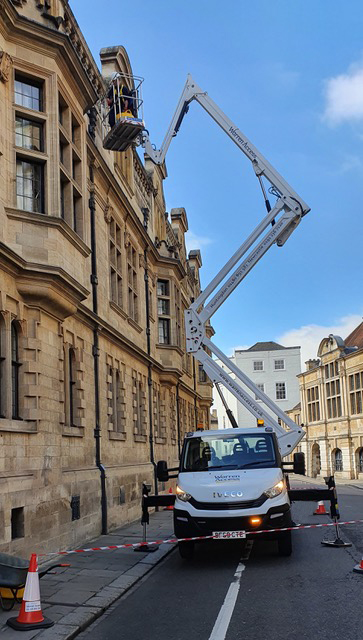 WarrenAccess's tweet photo. Building maintenance work with our 20m @CTEUK1 truck mounted platform in #Cambridge. 

#workingatheight #accessplatformhire https://t.co/kxnTayajzd