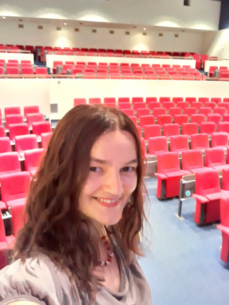 VickyFranssen's tweet photo. Eerste les LIVE sinds 13 maart 2020. Voelde me geconnecteerd. Wat heb ik dit gemist. @ArteveldehsGent #harteveldehogeschool #loveteaching #3BEM https://t.co/xu7I6QdkZZ