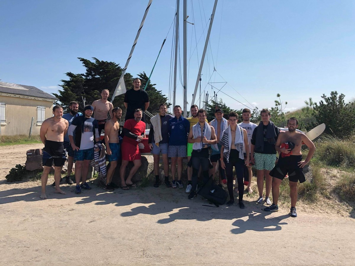 EPBB2010's tweet photo. Nos séniors A et B masculins étaient en week-end cohésion sur Agon Coutainville ce week-end.
Au programme :
⛵ Voile le matin
🤾🏼‍♂️ Matchs amicaux face à #Coutances
         - Défaite 23-21 pour notre B
         - Défaite 36-19 pour notre A
⛺ Camping à Agon Coutainville https://t.co/8URSqQb9du