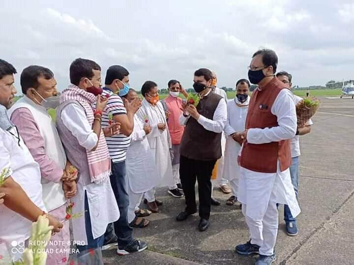 KneDeepak's tweet photo. @NitishKumar  श्री  देवेंद्र फडणवीस जी एवं प्रदेश अध्यक्ष आदरणीय  श्री संजय जयसवाल जी का #पूर्णिया के पावन धरती पर हार्दिक #अभिनंदन है
                                   पूर्णिया #वायुसेना एयरपोर्ट पर #एनडीए शिष्टमंडल स्वागत करते हुए साथ में श्री Parmanand Mandal जी भी मौजूद है। https://t.co/gTCXBu0GaM