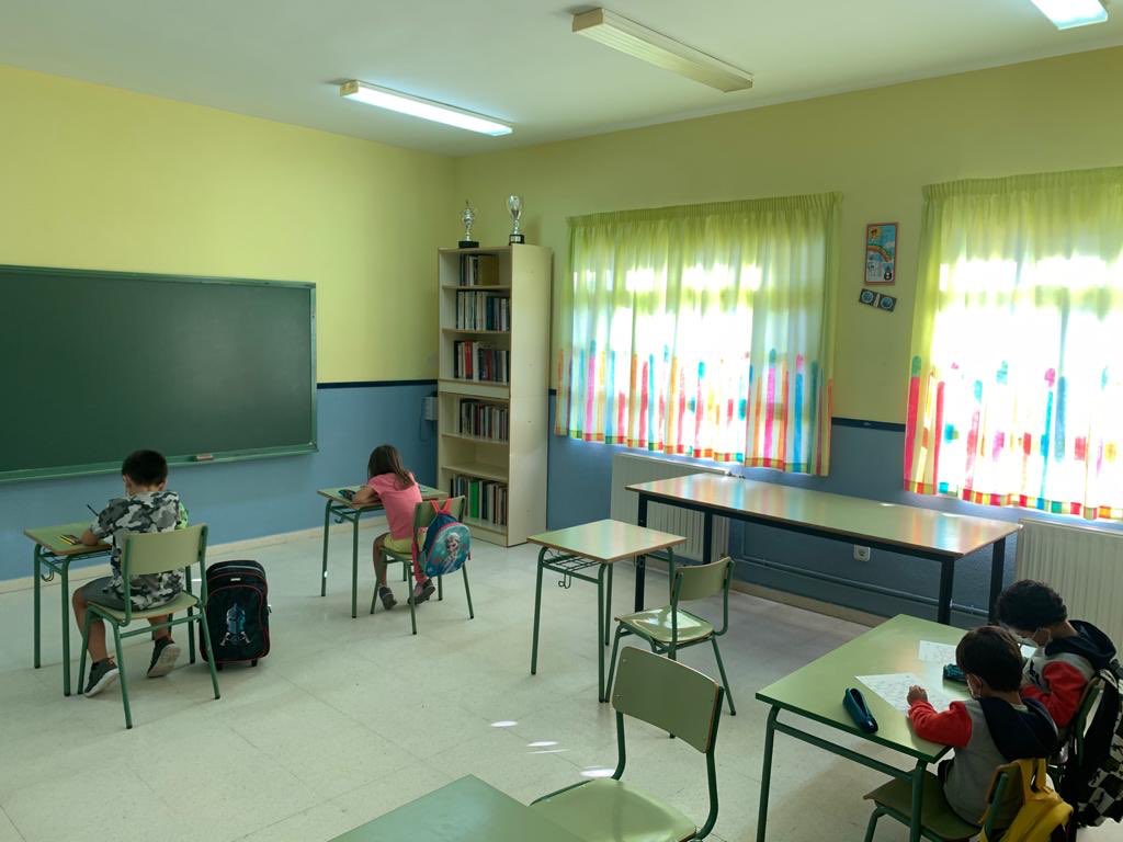 Hace 40 años, era yo quien acudía a esta escuela de Fuentelespino de Haro.  Hoy, tras unos días de retraso, ha abierto de nuevo sus puertas. Quiero dar la bienvenida a los pequeños y a su maestra, Raquel. Este nuevo espacio contribuirá a la seguridad de todos
#MundoRural