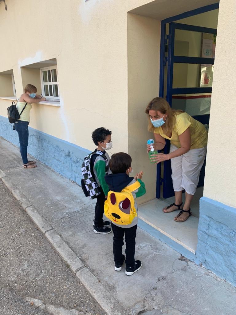 BenjamnPrieto's tweet photo. Hace 40 años, era yo quien acudía a esta escuela de Fuentelespino de Haro.  Hoy, tras unos días de retraso, ha abierto de nuevo sus puertas. Quiero dar la bienvenida a los pequeños y a su maestra, Raquel. Este nuevo espacio contribuirá a la seguridad de todos
#MundoRural https://t.co/FC4LJltvz6