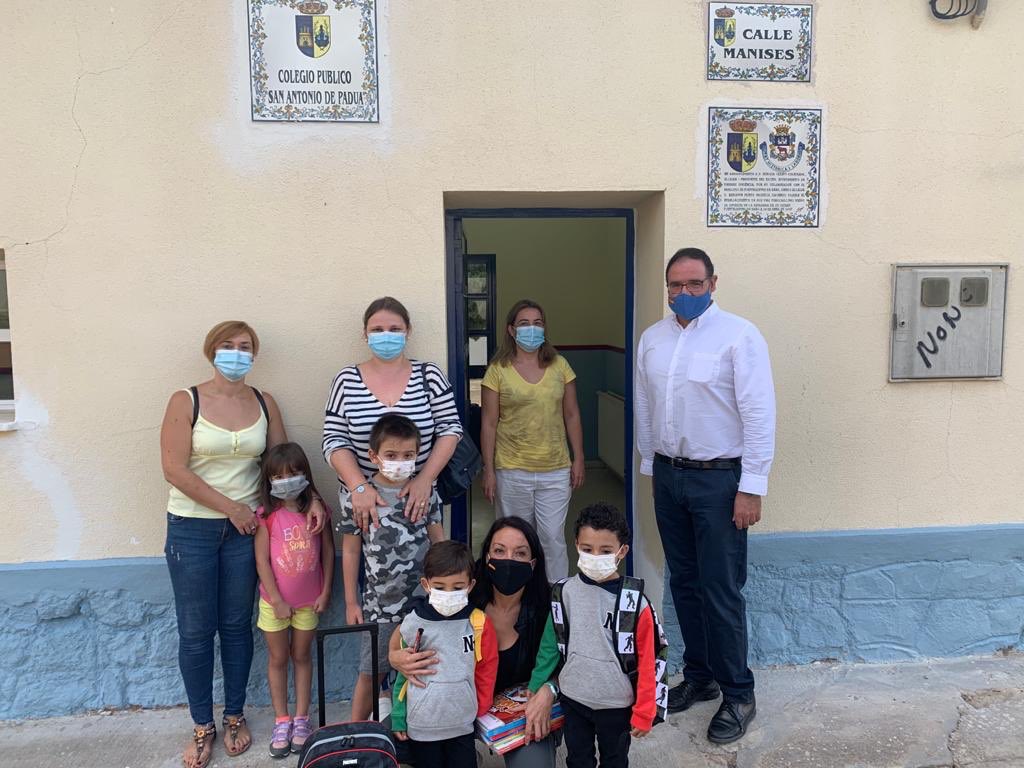 BenjamnPrieto's tweet photo. Hace 40 años, era yo quien acudía a esta escuela de Fuentelespino de Haro.  Hoy, tras unos días de retraso, ha abierto de nuevo sus puertas. Quiero dar la bienvenida a los pequeños y a su maestra, Raquel. Este nuevo espacio contribuirá a la seguridad de todos
#MundoRural https://t.co/FC4LJltvz6