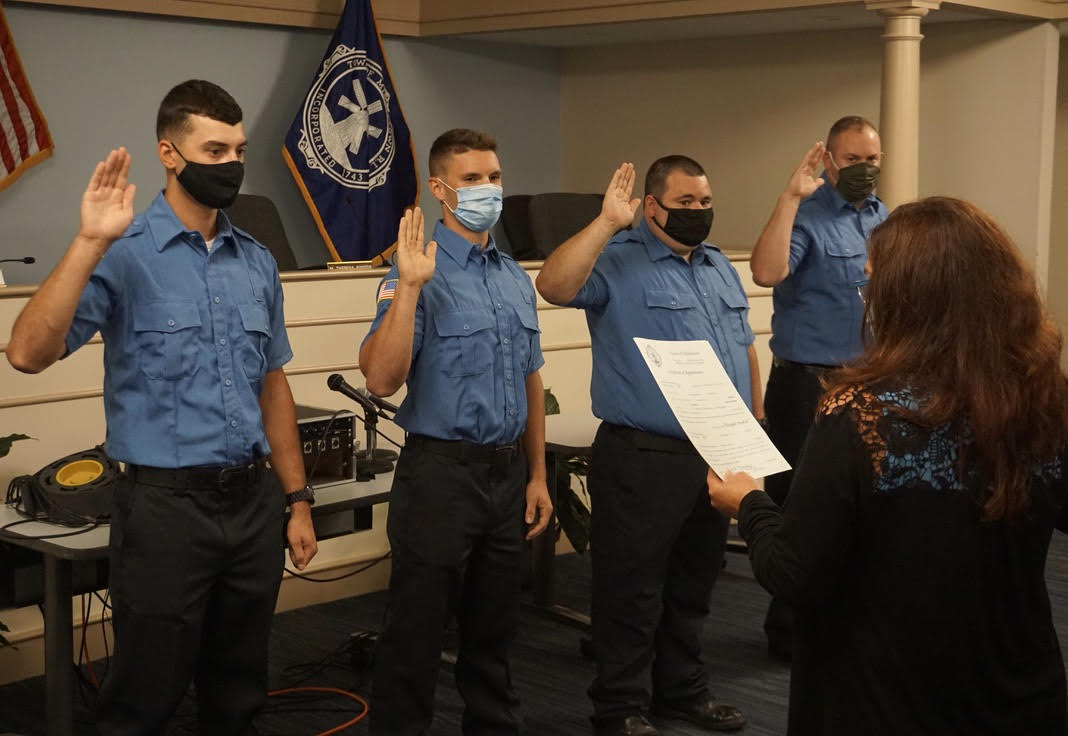 MiddletownFire's tweet photo. Last week, we welcomed four new probationary firefighters. Zachary Boudria, Jason Caetano, Connor Abert and Frank Rosa were sworn in during a ceremony in the council chambers of Town Hall. Read more: https://t.co/r2DWoL8Yfl

#MiddletownHelps #MiddletownRI https://t.co/3sxn7H9UdF
