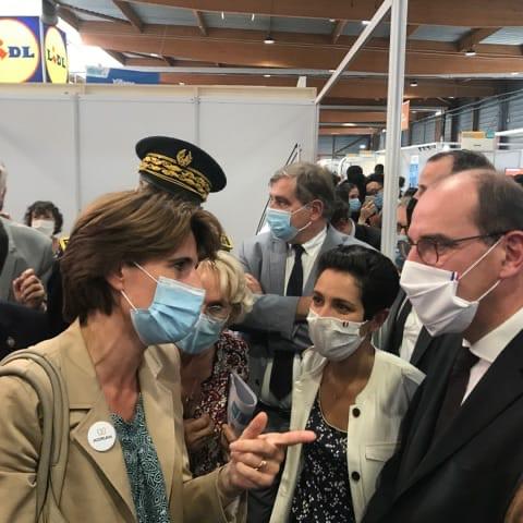 En visite sur le salon #JeunesDAvenir, Sophie Boissard a rappelé que #Korian est fortement mobilisé en faveur de l'emploi des #jeunes 👉 D’ici 2022, nous recrutons plus de 9 000 personnes en CDI et 800 apprentis en #France 🤝
#Emploi #Alternance #Apprentissage #1jeune1solution