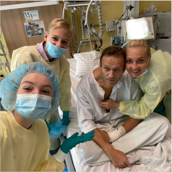 skoldehoff's tweet photo. Weiß jemand etwas über den Piloten, der Alexej #Nawalny durch die Entscheidung zur Notlandung in #Omsk mutmaßlich das Leben gerettet hat - und was aus ihm wurde? (Foto: Instagram) @navalny https://t.co/lbuQCtHpjc