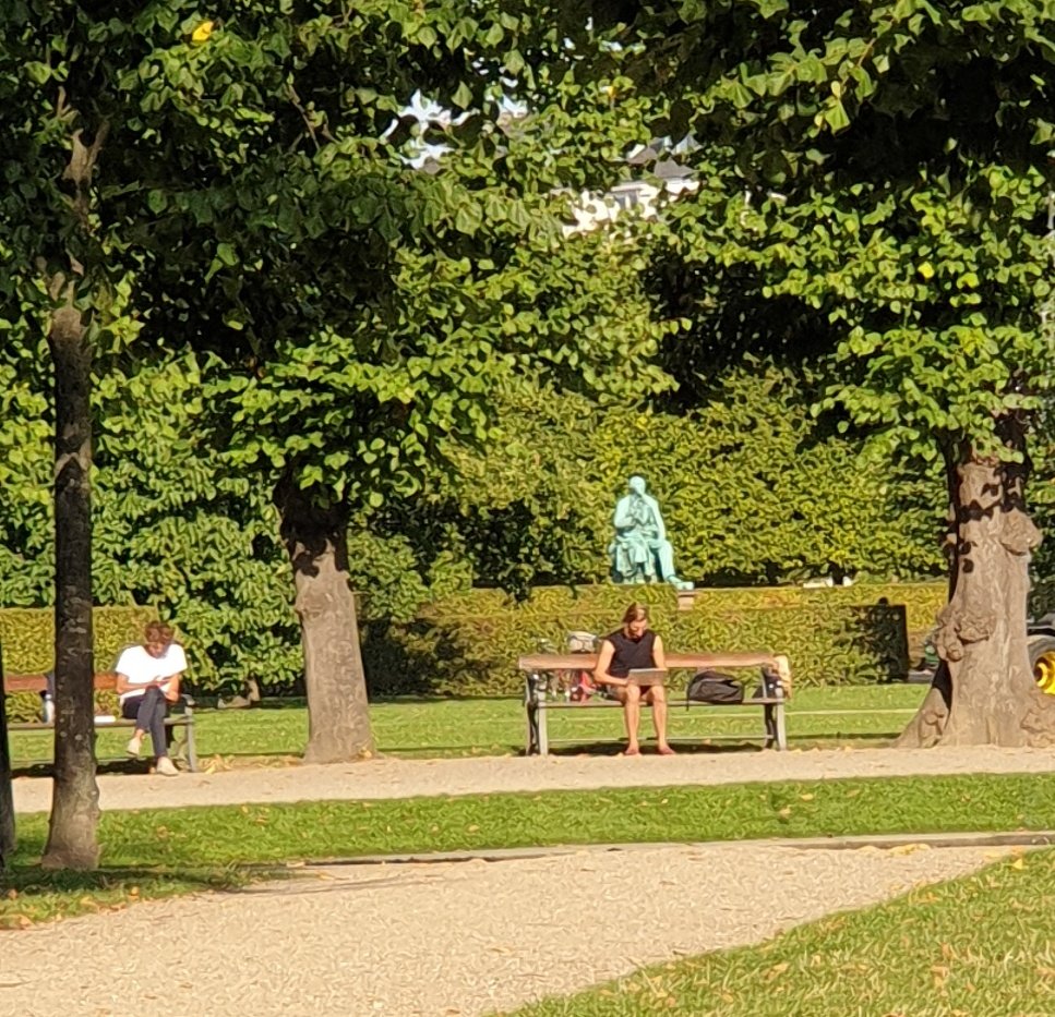 kerstinmartel's tweet photo. #remoteworking for #knowledgeworkers means that work suddenly is everywhere. Formerly #privatespaces are getting infused by #teleworkers. How does this change who you are? #identityresearch #globalmobility #lifework @glomo2020 https://t.co/F2QmS8qs4D