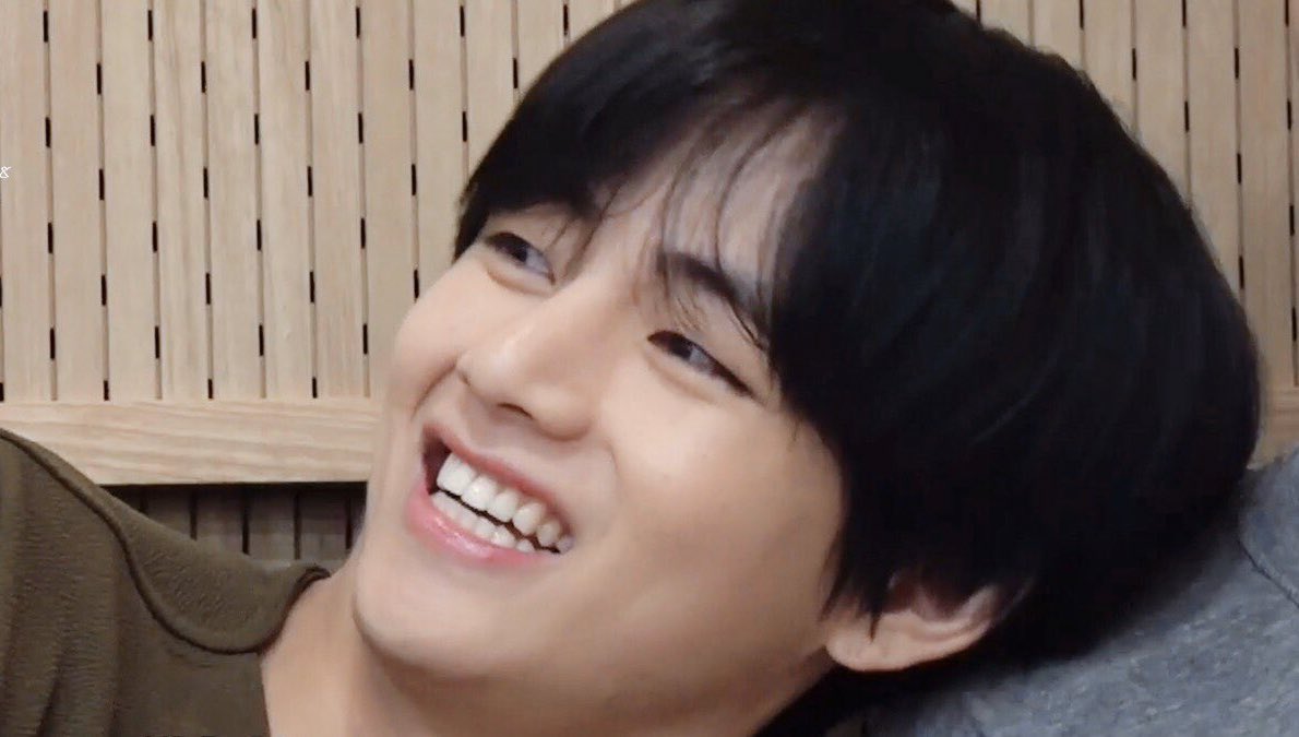 Taehyung’s box smile : a necessary thread