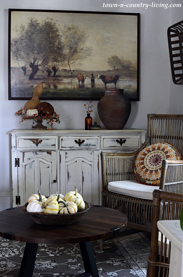 I'm loving all the cows in <a href="/JenniferZuri/">Jennifer Zuri</a> at Town and Country Living blog's fall home tour! town-n-country-living.com/modern-country…