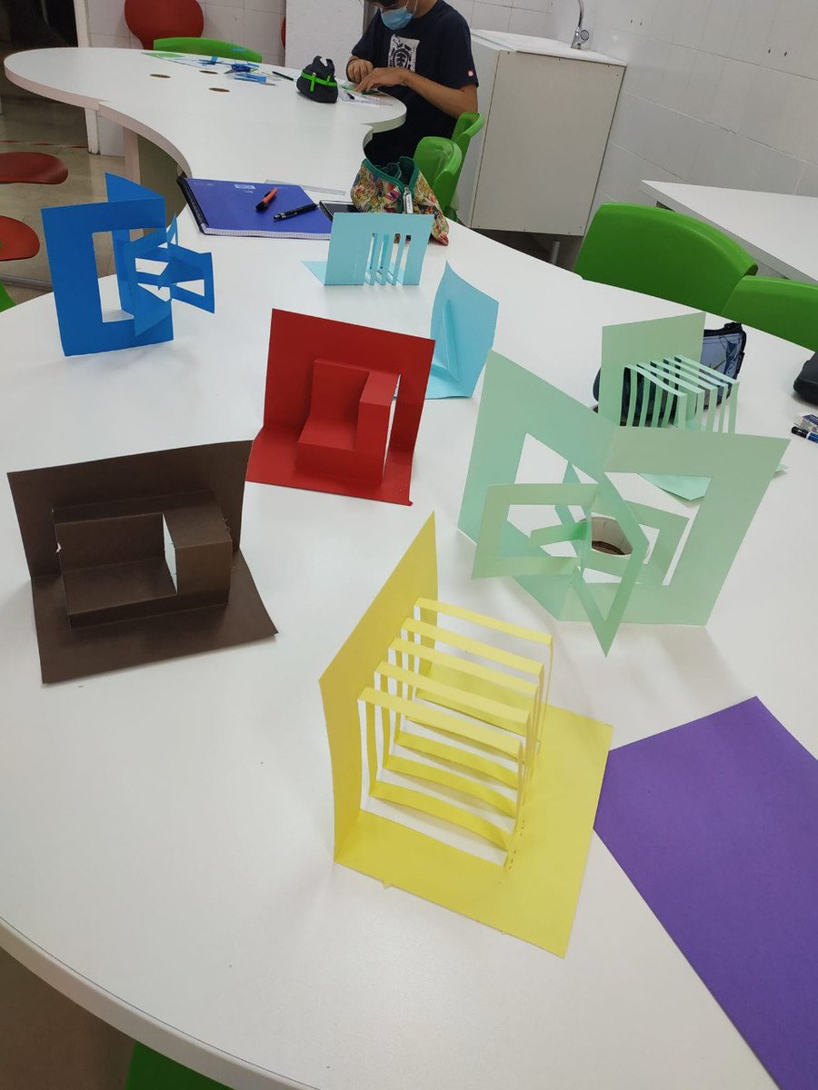 ColegioJoyfe's tweet photo. Nuestra compi Cristina, profesora de #Artes, nos presentó en el #BlogDelProfesor la nueva asignatura de #Volumen. Trata, como su nombre indica, el análisis de las formas volumétricas, y la creación de objetos tridimensionales. Primeros trabajos!!
#Joyfe20 #BachilleratoDeArtes https://t.co/q5oFFJFYyd
