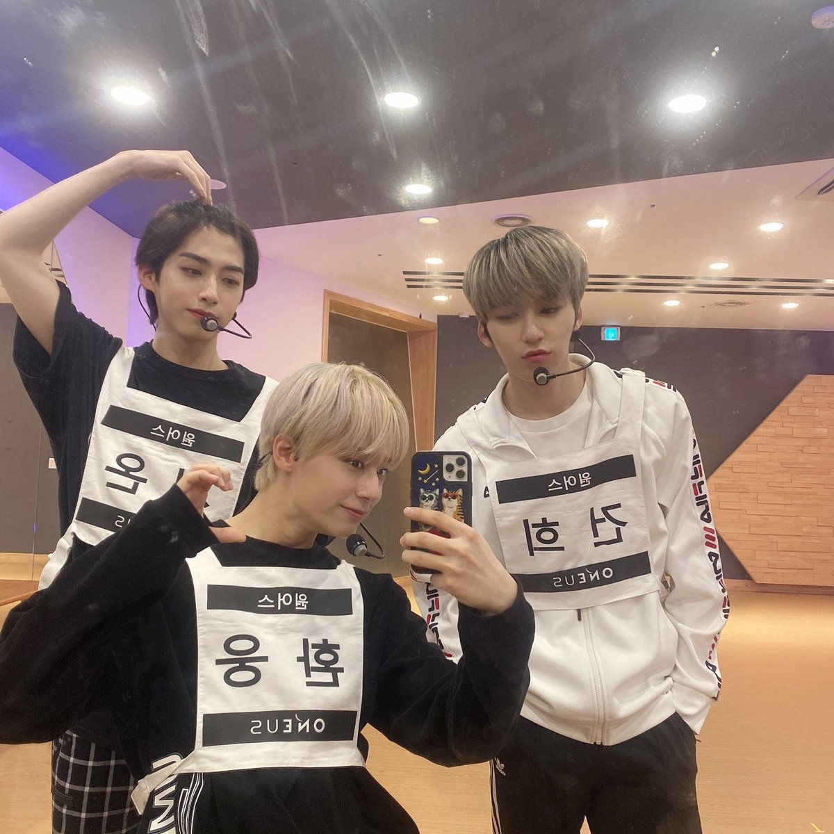 official_ONEUS's tweet photo. [#환웅]
우리가 왜 마이크랑 이름표를 차고 연습을 했을까아아아🤫 많이 기대해 줘요 달님들🙌✈️💙 https://t.co/mzcznDGxAS
