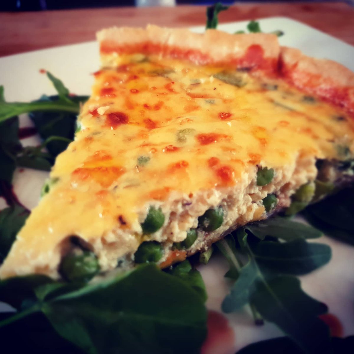thbeardedchef's tweet photo. Warm sunny days needs a lite bite to eat.

Asparagus, ricotta, minted pea and guyere quiche.

#shropshirechef #litelunch #asparagus #ricotta #quiche https://t.co/d6O8bUom3k