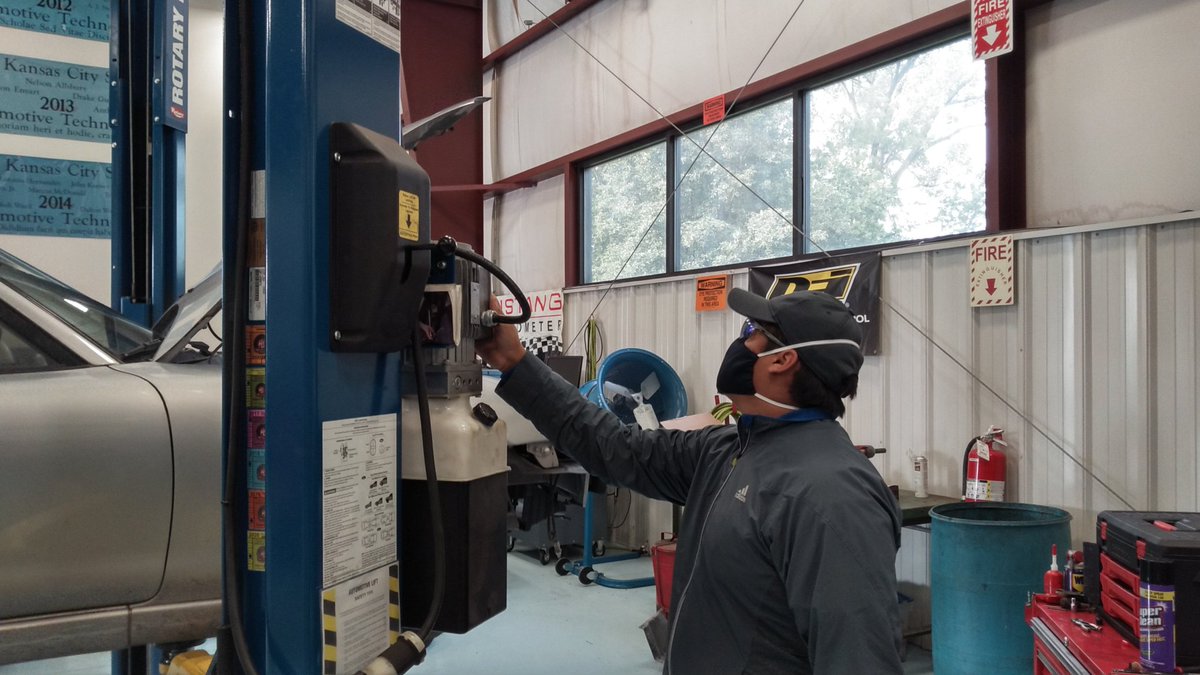CtecAutoTech's tweet photo. First year students have completed multiple courses on @SP2Training including the new @LiftInstitute course! Now let's put those skills to work! https://t.co/btLw2ZPGUB