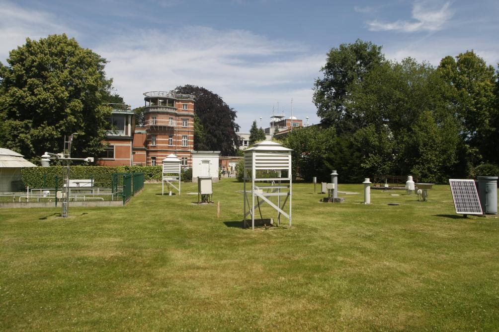 InfoMeteoBel's tweet photo. NOUVEAUX RECORDS EN SERIE POUR SEPTEMBRE EN BELGIQUE. 🔥

La valeur record (corrigée) pour Uccle du 4 septembre 1929 est en train d'être battue. En abri ouvert la valeur de 34,9°C est corrigée à 32,8°C avec nos normes de mesure actuelles. 34,3°C actuellement et ça se stabilise. https://t.co/fbqTD2Jqqw