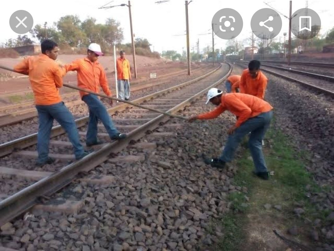 Ramkesh05930130's tweet photo. इंडिया में कोई कर्मचारी हैं जो इतना हार्ड वर्क करता हो नोकरी करते हुए! लेकिन #TRACKMAN को ही क्यू करना पड़ता है ये काम क्यू आगे बढ़ने का मोखा नही दिया गया इनको अब ये इनका हक माँगता है
#LDCE_OPEN_TO_ALL
#LdceOpen4Trackmen @RailMinIndia https://t.co/m1I7TV2cjx