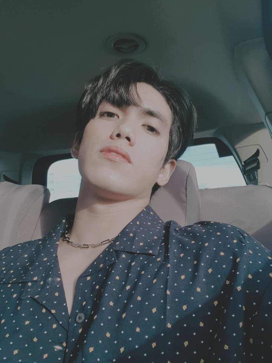 SB19Official's tweet photo. [#SB19_STELL]

Abangan niyo po ang voice live ko bukas, 9PM!
In the mean time, reply kayo sa thread na 'to ng mga experiences niyo in love &amp; in life. Happy or sad.
Excited na ko makipagkwentuhan sa inyo!
Good night 💙

#SB19VOICE_STELL 
#SB19VoiceLive https://t.co/FJfPDFmpTA