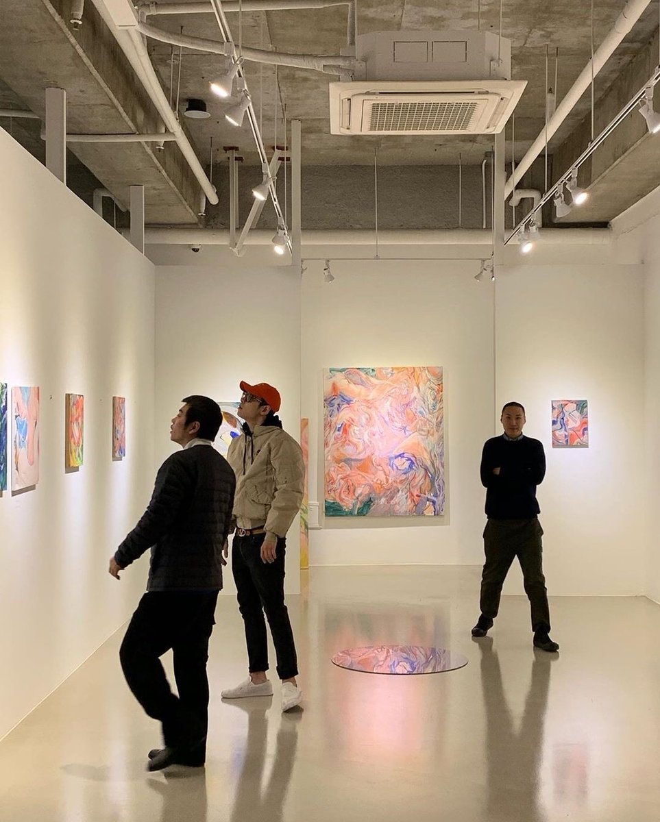 T.O.P also never failed to show support to his friends' art exhibitions 