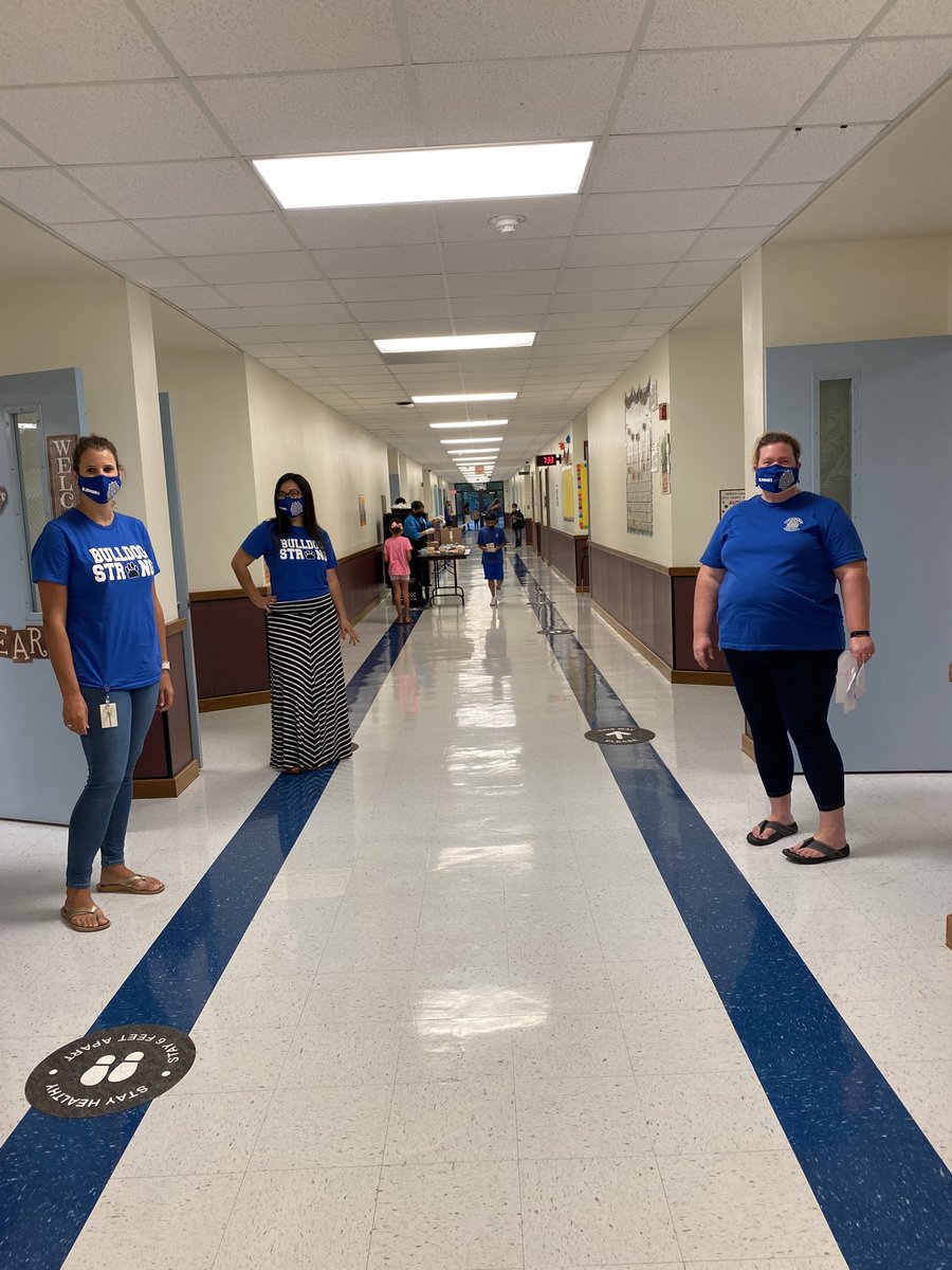 BBssoto1's tweet photo. Kudos to our 2nd, 3rd, 4th, and 5th teachers eagerly welcoming our Bulldogs this morning! Y’all are amazing! @BluebonnetRRISD @clockamy956 @rrisdamber @CarlaAmacher #RRLC https://t.co/cbLee6vwSS