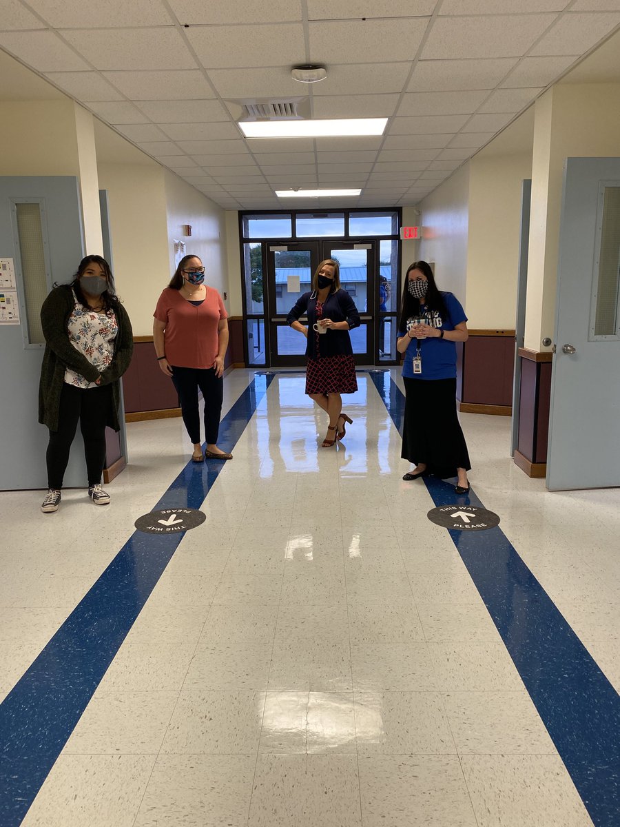 BBssoto1's tweet photo. Kudos to our 2nd, 3rd, 4th, and 5th teachers eagerly welcoming our Bulldogs this morning! Y’all are amazing! @BluebonnetRRISD @clockamy956 @rrisdamber @CarlaAmacher #RRLC https://t.co/cbLee6vwSS