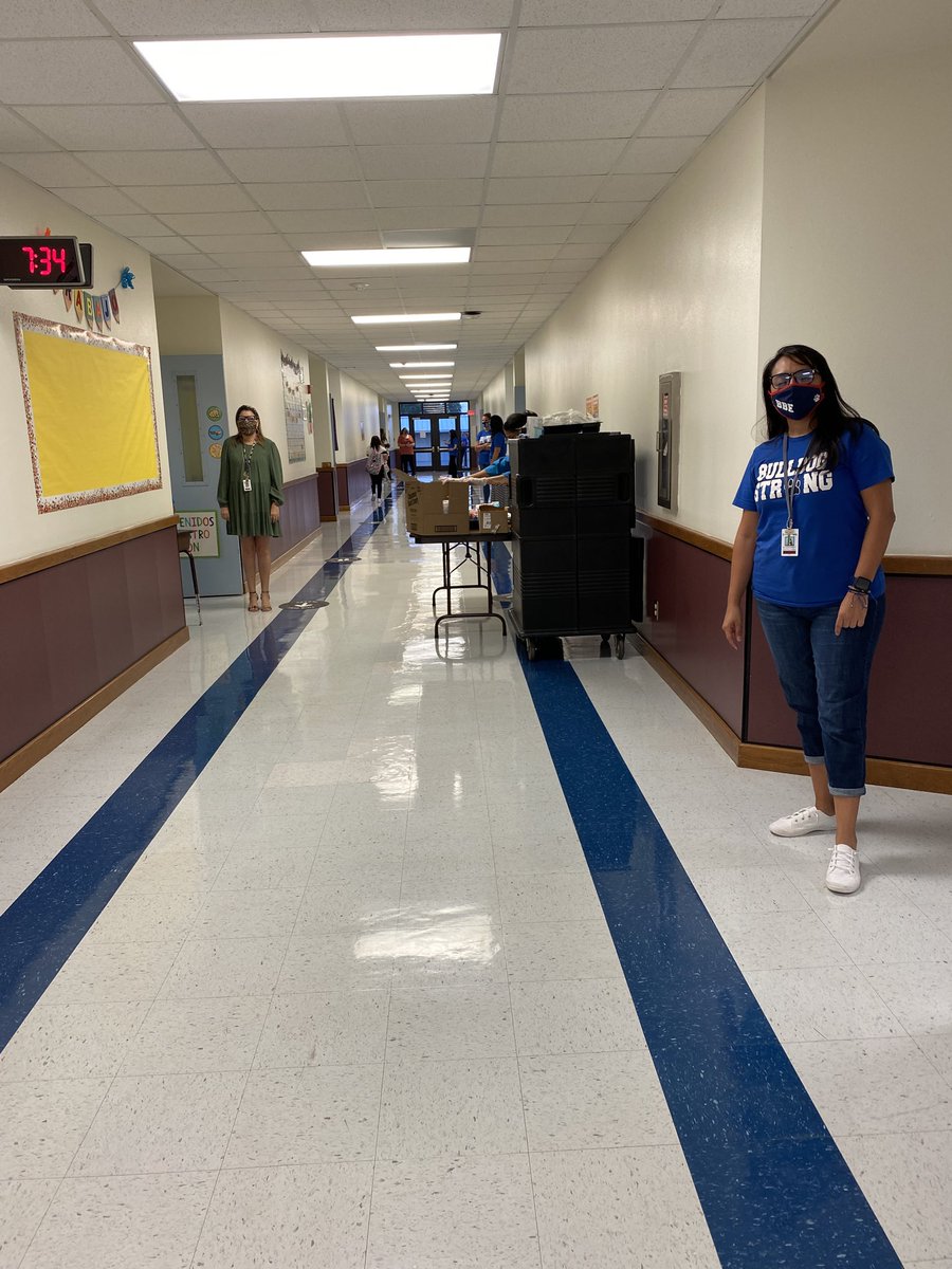 BBssoto1's tweet photo. Kudos to our 2nd, 3rd, 4th, and 5th teachers eagerly welcoming our Bulldogs this morning! Y’all are amazing! @BluebonnetRRISD @clockamy956 @rrisdamber @CarlaAmacher #RRLC https://t.co/cbLee6vwSS