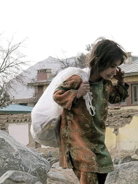 iamPakistanis's tweet photo. She is nothing less than a Princess, 💔 But they are forced to work because of poverty. She and millions of such innocent children who are of the age of studying. They do work. shame on those people who do not teach their children. #SaveChildrenFuture https://t.co/1ZhWaZKExC