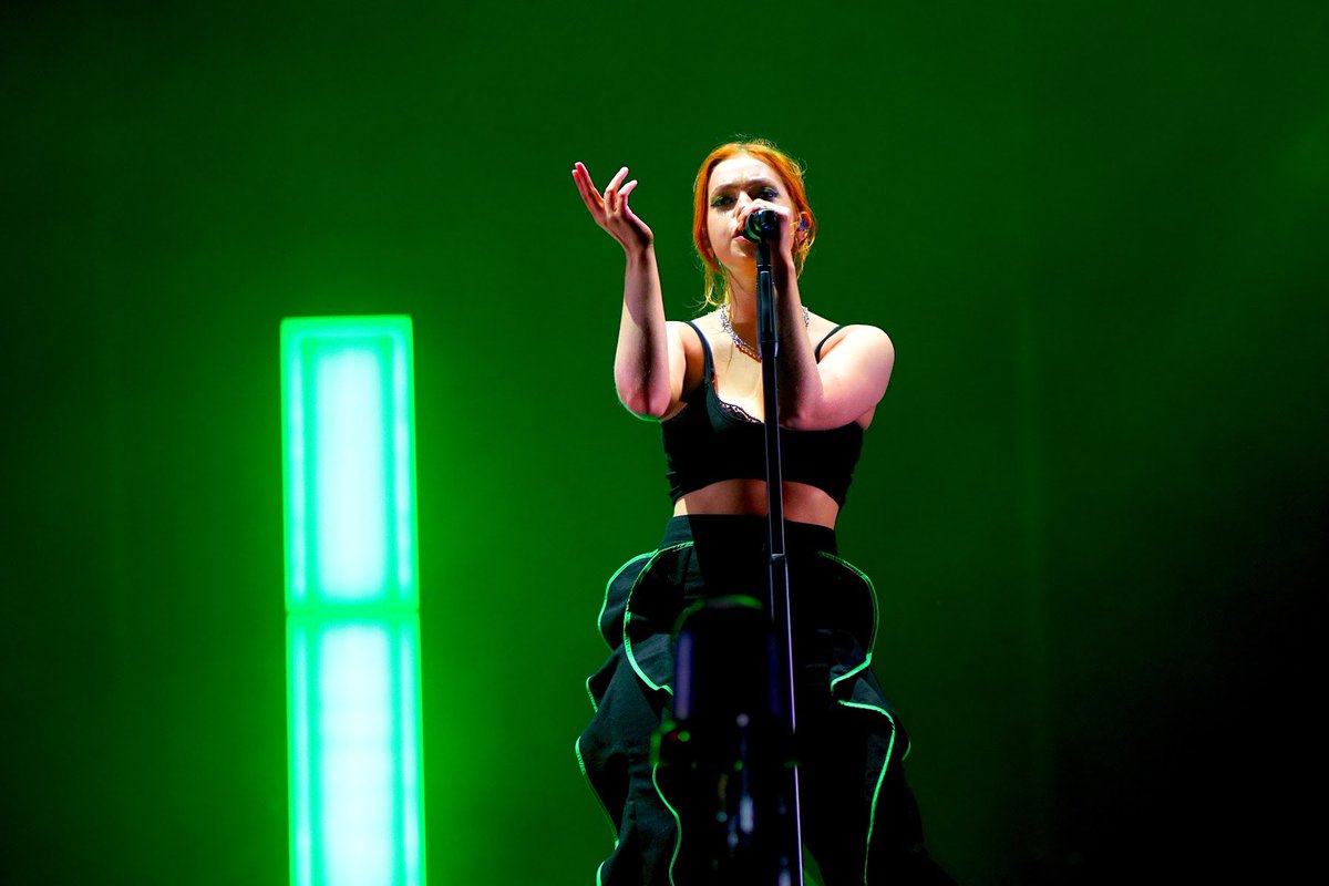 VirginMoney's tweet image. We’re still buzzing 🐝 from Sunday night at the @VMUnityArena - and the outstanding performances from @beckyhill and her support act @ldevinemusic. 

@ldevinemusic performance was beyond captivating, so here are some of the best moments from her gig #vmunityarena