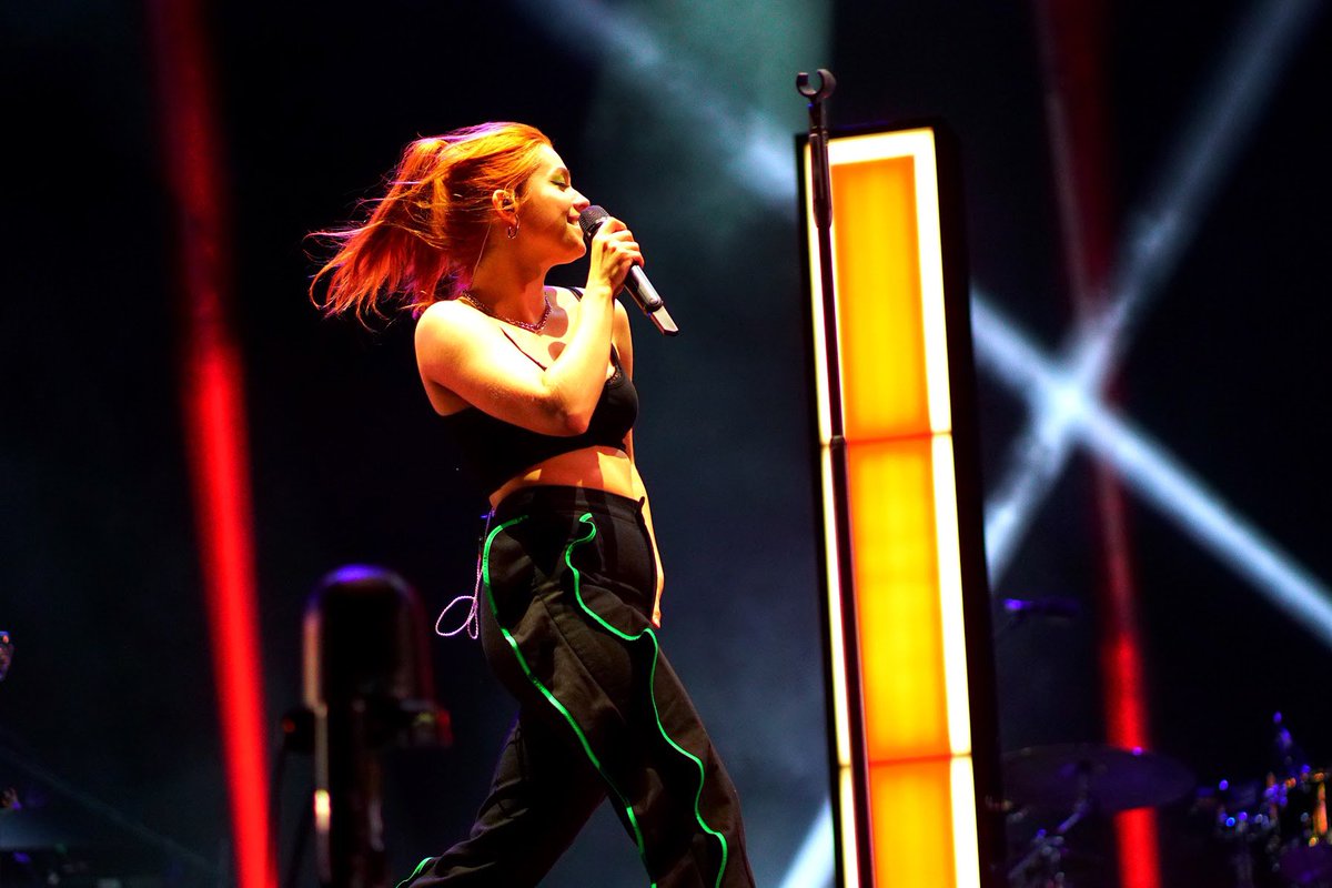 VirginMoney's tweet image. We’re still buzzing 🐝 from Sunday night at the @VMUnityArena - and the outstanding performances from @beckyhill and her support act @ldevinemusic. 

@ldevinemusic performance was beyond captivating, so here are some of the best moments from her gig #vmunityarena