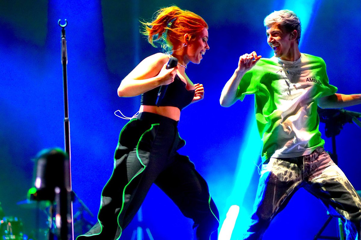 VirginMoney's tweet image. We’re still buzzing 🐝 from Sunday night at the @VMUnityArena - and the outstanding performances from @beckyhill and her support act @ldevinemusic. 

@ldevinemusic performance was beyond captivating, so here are some of the best moments from her gig #vmunityarena