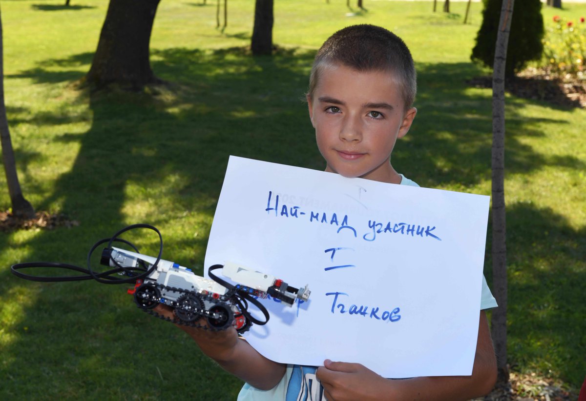 DevStyleR1's tweet photo. 🤖👉Супер роботи спечелиха наградите в първото издание на Battlebot Tournament: https://t.co/CorYiJaLsb
#BattlebotTournament #EduBots #Humanassistant #InnovationStarter #InnovationStarterAccelerator #PARA @SofiaTechPark @technomagicland #Robots https://t.co/etcGQxeVFG