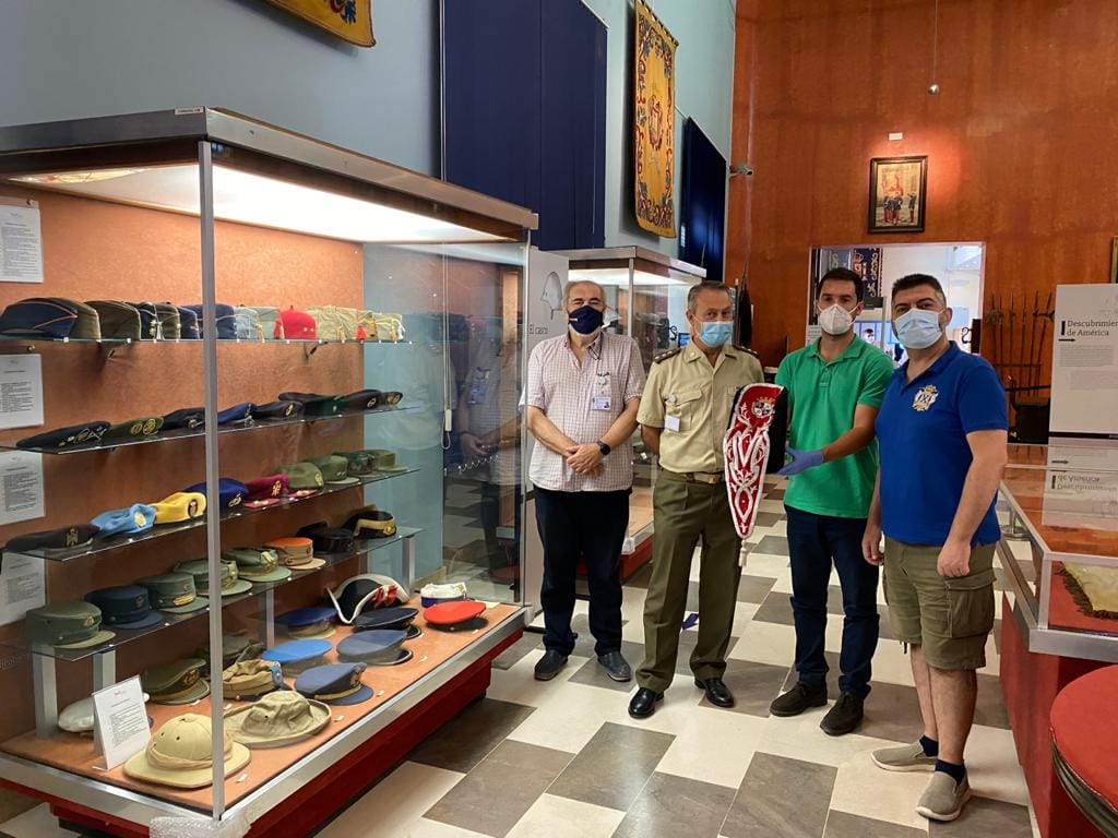 Reding_Malaga's tweet photo. Desde hoy una réplica del morrión (sombrero de pelo de los soldados granaderos españoles) del regimiento de Reding nº 3 se exhibe en el @MuseoMilitarSev, en su colección de prendas de cabeza.

Una donación de nuestro amigo Miguel J PG que contribuye a divulgar la memoria de... https://t.co/kgQJT0P12q