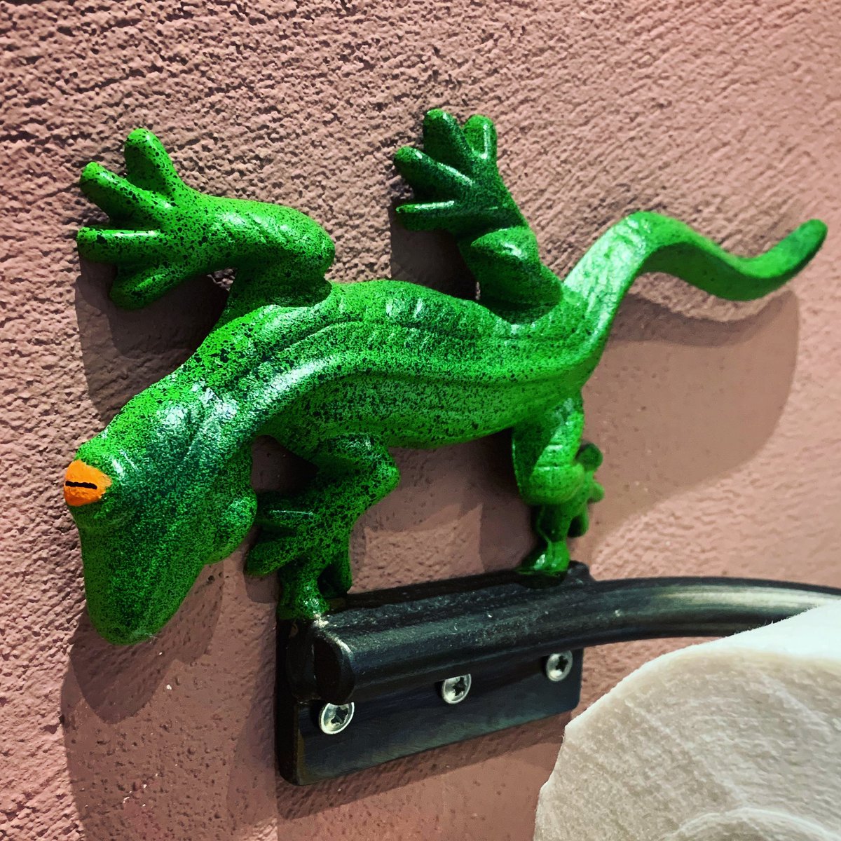 millin_metal's tweet photo. When your daughter requests a lizard loo roll holder 🤷🏼‍♂️ 
#commission #spraypainted #industrial #loorollholder #toiletrollholder #lizard #bespoke #notsurehowbigthemarketwillbeforthese #youknowyouwantonetoo 🙊 https://t.co/HhCEX6j2z6