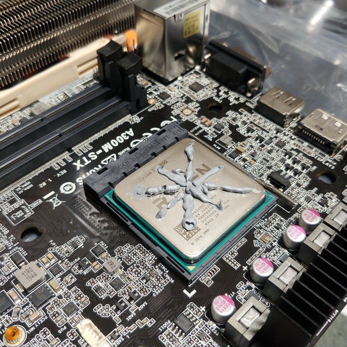 travoltin's tweet photo. 久々の自作PCは、350ml缶3本くらい？の大きさでコンパクト。
先人のレビューを参考にパーツ選定も楽々。cpuグリスを塗り過ぎ、ちょっとはみ出す事はあったけれどスムーズに組み上げられました💻 https://t.co/LiZb9hhS4h