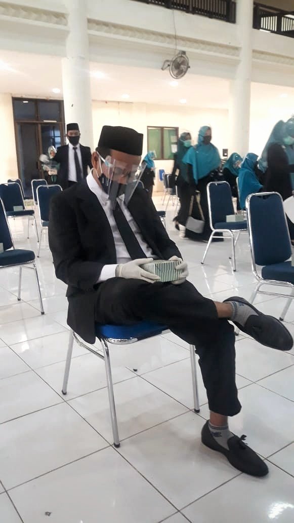 Aku ketika di ospek. 
Auto kecilin volume