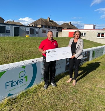 Fibre1Ltd's tweet photo. We are delighted to present @lossiemouthfc Chairman - Alan McIntosh with a cheque as part of our affiliate partnership with the Club 👏

For more information head to our Facebook page ➡️ https://t.co/XVNocmndTI 

#Fibre1 #AffiliatedPartnership #SupportAndSave #LossiemouthFC https://t.co/bFwqPYAnqU