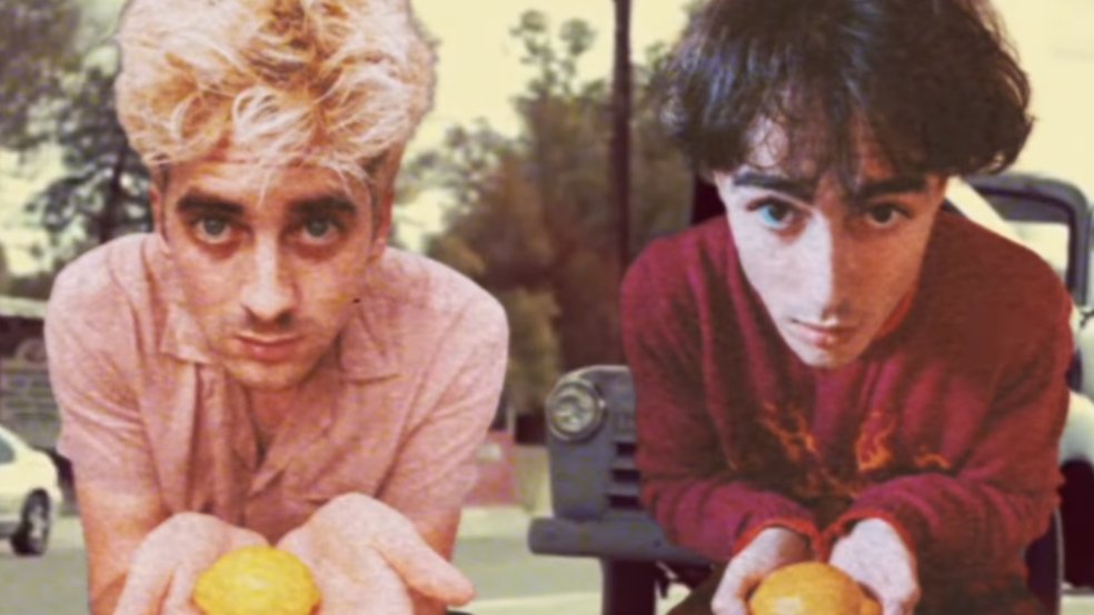 Liverpudlian alt-pop greats <a href="/CircaWaves/">CIRCA WAVES</a> drop 'Lemonade' (ft. <a href="/alfietempleman/">Alfie Templeman</a>)!

"Circa Waves are a band perfect for parties, even with their more mellow new outlook," boasts @emmyjduff.

Have a read of our review here: intothepit.co.uk/review-lemonad… 🤘