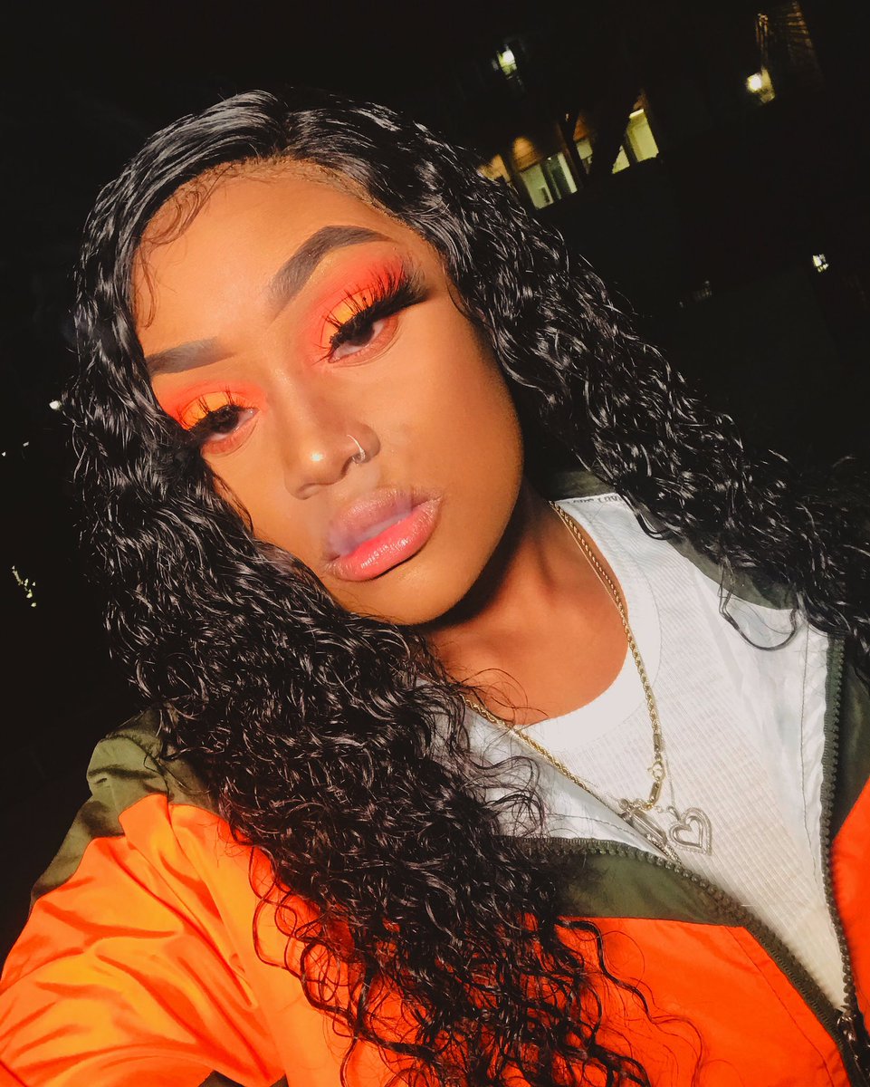 helladeee's tweet photo. She Don’t Know ‘Bout Spending Them Racks &amp; Making Right Back Revenue 💸 https://t.co/iv3WHGVVpw