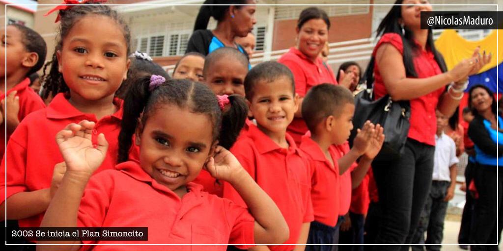 NicolasMaduro's tweet photo. ¡El Plan Simoncito cumple 18 años! Programa que nació gracias al amor infinito del Comandante Chávez, con el fin de formar y garantizar el desarrollo integral de los más pequeños de la casa. El futuro de grandeza de la Patria, se construye garantizando la educación inclusiva. https://t.co/BUV4uGmf8d
