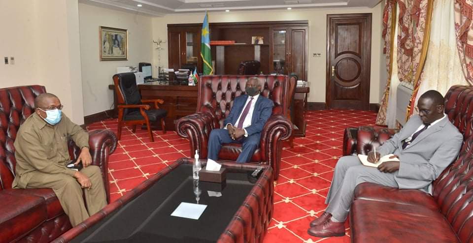 StateHouse_J1's tweet photo. The Minister of Presidential Affairs, Nhial Deng Nhial met with the South African Ambassador to South Sudan, Gordon M. Yekelo. They discussed issues of bilateral relations between South Sudan and South Africa.
. https://t.co/c99CgzIlHs