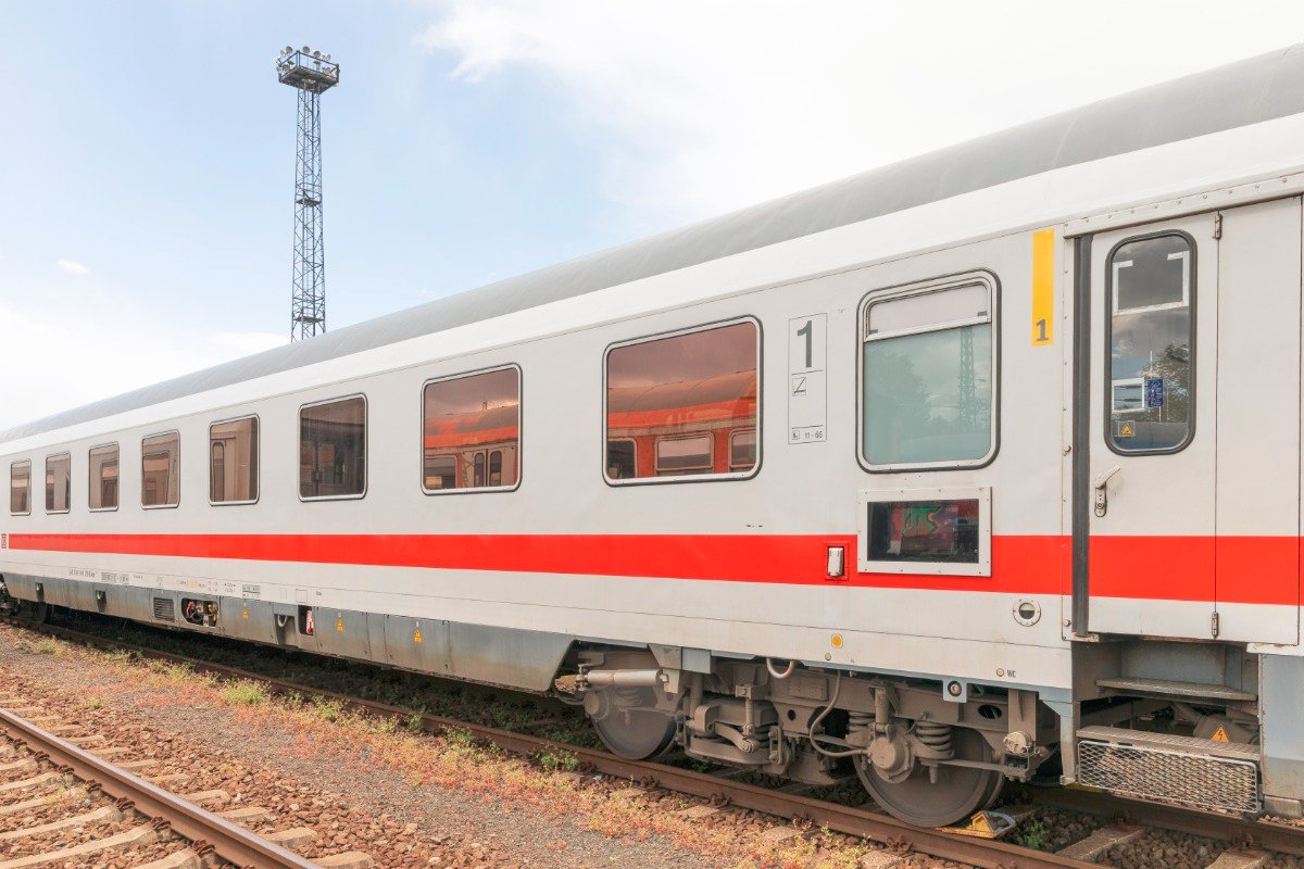 When we browse what's available, we bump into this beauty: Avmz 109, a first-class, 9-compartment DB carriage that used to run in IC, EC and even CNL trains - this carriage ran through HU, SK, CZ, PL, A, CH, L, NL, DK, F... 3/8