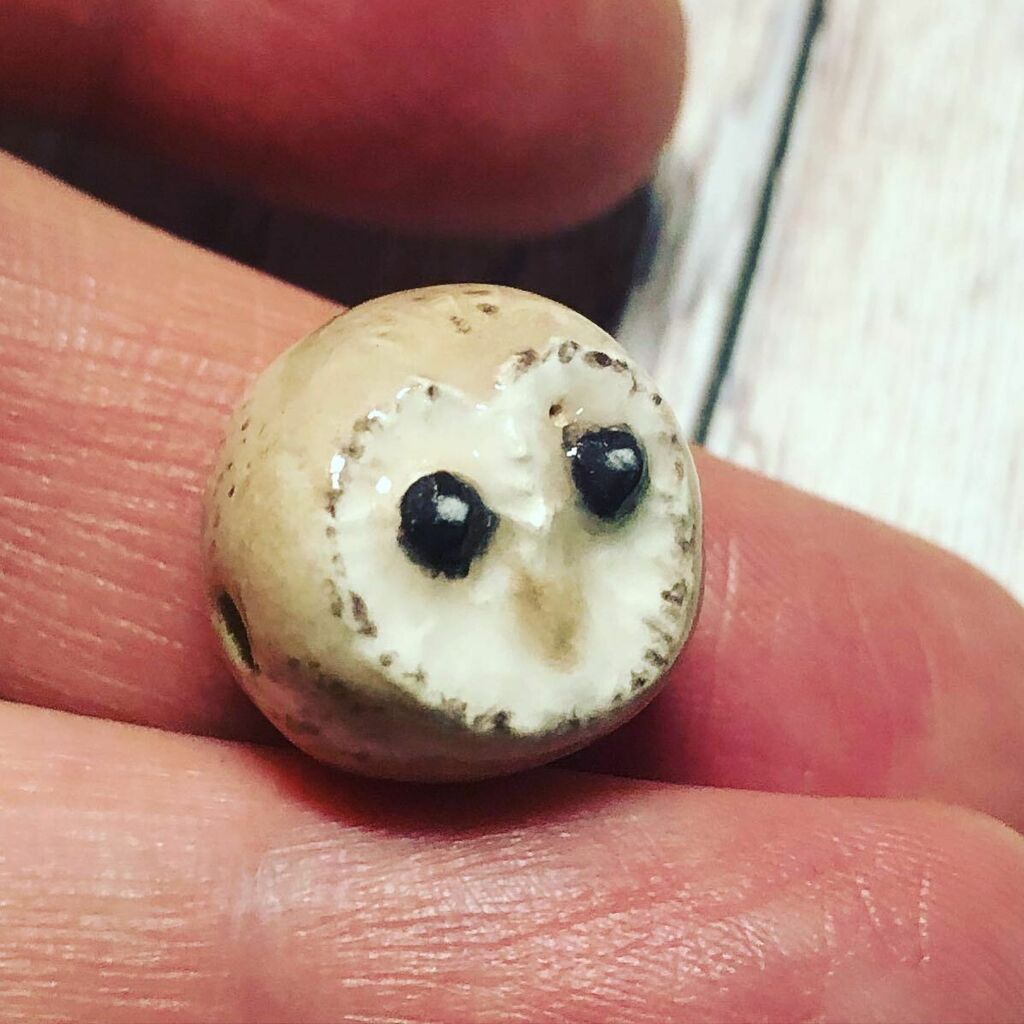 tranquildesuk's tweet photo. Excited for this beauty to arrive. Special commission Owl. No 2 faces are the same! How perfect is she? Thank you @bratatouche #blightybeads #owls #owl #owljewelry #animaljewellery #handmade #custommade https://t.co/NyrayVSrGW https://t.co/E0onSdN1zn