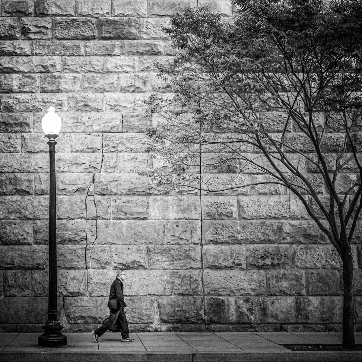 pixelpunk's tweet photo. Reminiscing ‘bout the old days when we strolled the city without a mask. #TBT #UnionStation #X100F #fujifilm #chasinglight #pixelpunk #streetphotography #washingtonDC #DC #districtofcolumbia https://t.co/lBJMqyTT1k