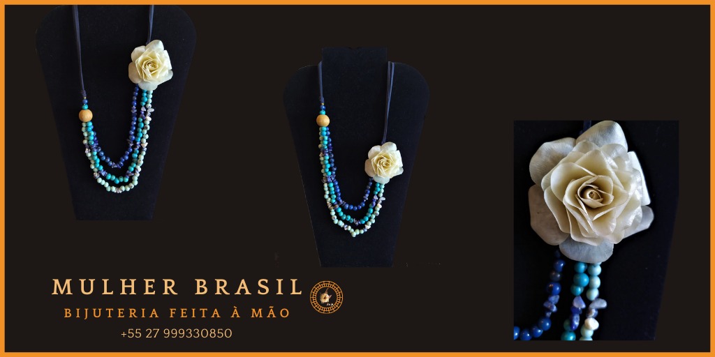 MulherBrasil2's tweet photo. Lançamento Primavera Verao, da coleção Brasil em flor, o Colar Flor do Cerrado, é composto por sementes de tons azuis, com entremeios de pedras Sodalitas, e madeira. Com um aplique de flor de escama de peixe, na lateral é finalizado por couro camurça azul marinho. https://t.co/93ebZfgGRJ