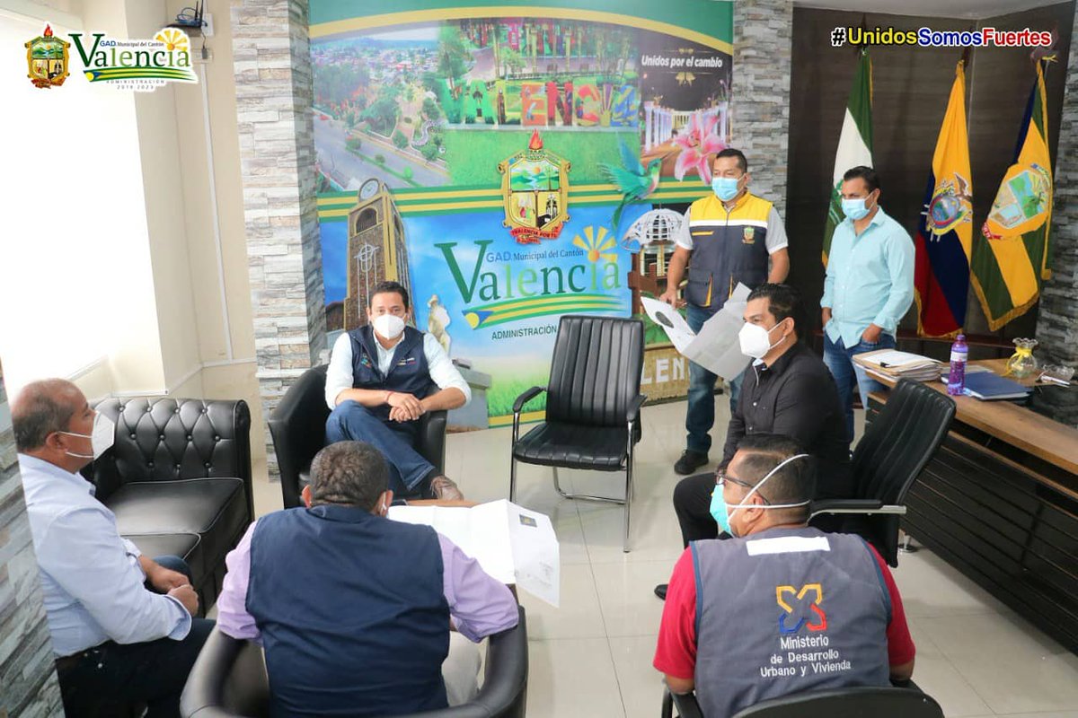 GADMValencia's tweet photo. Alcalde @FuertesCelso, junto a los Concejales y Concejalas, recibieron la visita de representantes del #Miduvi Los Ríos y la empresa constructora #Sumec, para recorrer e inspeccionar el terreno donde se construirá el plan 'Casa Para Todos'; la misma que beneficiará a 140 familias https://t.co/kilOshHxPS