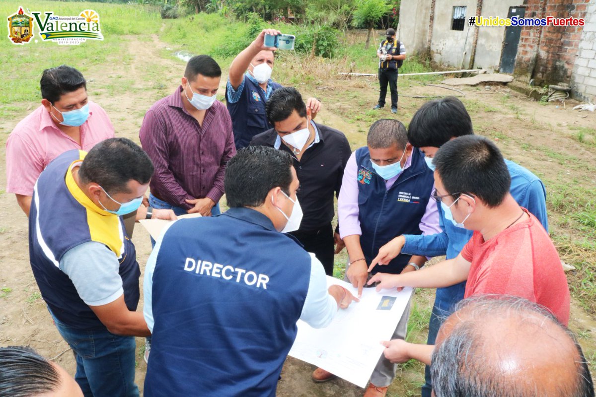 GADMValencia's tweet photo. Alcalde @FuertesCelso, junto a los Concejales y Concejalas, recibieron la visita de representantes del #Miduvi Los Ríos y la empresa constructora #Sumec, para recorrer e inspeccionar el terreno donde se construirá el plan 'Casa Para Todos'; la misma que beneficiará a 140 familias https://t.co/kilOshHxPS